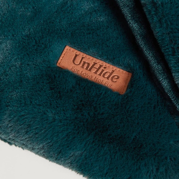 NWT UnHide Faux Fur Throw Blanket, Emerald Green SOLD OUT ONLINE - Picture 2 of 6